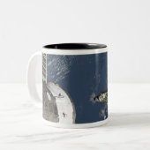 Space Shuttle Endeavour 17 Zweifarbige Tasse (Vorderseite Links)
