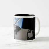 Space Shuttle Endeavour 23 Zweifarbige Tasse (VorderseiteRechts)