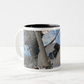 Space Shuttle Endeavour 23 Zweifarbige Tasse (Vorderseite Links)