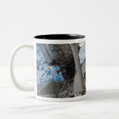 Space Shuttle Endeavour 23 Zweifarbige Tasse (Links)