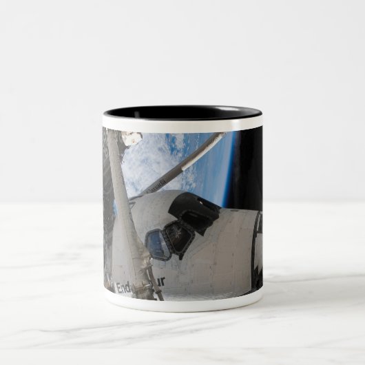 Space Shuttle Endeavour 23 Zweifarbige Tasse (Mittel)