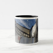 Space Shuttle Endeavour 25 Zweifarbige Tasse (Mittel)