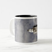 Space Shuttle Endeavour 6 Zweifarbige Tasse (Vorderseite Links)