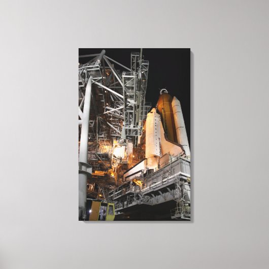 Space Shuttle Endeavour auf der Ladestation Leinwanddruck (Vorderseite)