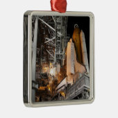 Space Shuttle Endeavour auf der Ladestation Ornament Aus Metall (Rechts)