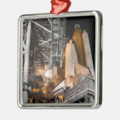 Space Shuttle Endeavour auf der Ladestation Ornament Aus Metall (Links)