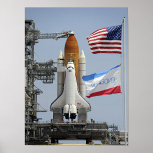 Space Shuttle Endeavour auf der Ladestation Poster