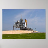 Space Shuttle Endeavour auf der Ladestation Poster (Vorne)