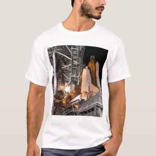 Space Shuttle Endeavour auf der Ladestation T-Shirt