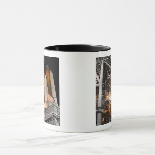 Space Shuttle Endeavour auf der Ladestation Tasse (Zentrum)