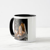 Space Shuttle Endeavour auf der Ladestation Tasse (Vorderseite Links)