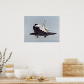 Space Shuttle Endeavour bereitet sich auf Land vor Poster (Küche)