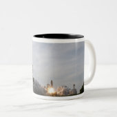 Space Shuttle Endeavour hebt 3 Zweifarbige Tasse (VorderseiteRechts)