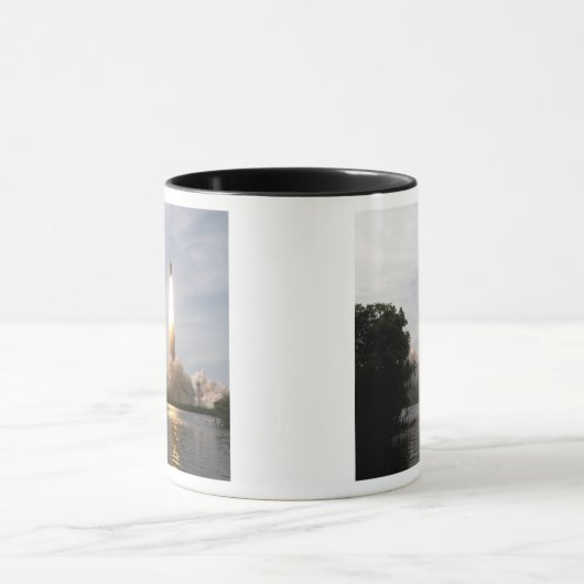 Space Shuttle Endeavour hebt 4 Tasse (Zentrum)