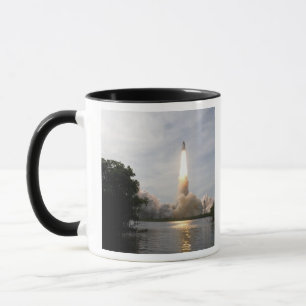 Space Shuttle Endeavour hebt 4 Tasse