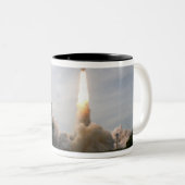Space Shuttle Endeavour hebt 4 Zweifarbige Tasse (VorderseiteRechts)