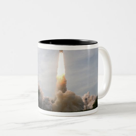 Space Shuttle Endeavour hebt 4 Zweifarbige Tasse (VorderseiteRechts)