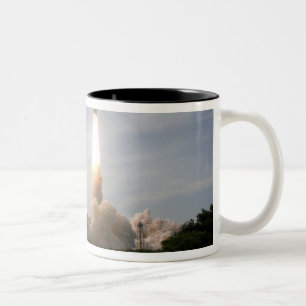 Space Shuttle Endeavour hebt 4 Zweifarbige Tasse