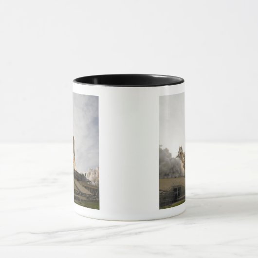 Space Shuttle Endeavour hebt 5 Tasse (Zentrum)