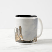 Space Shuttle Endeavour hebt 5 Zweifarbige Tasse (VorderseiteRechts)