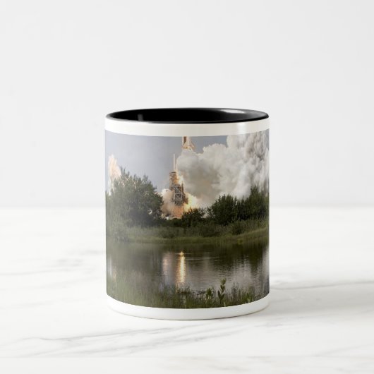 Space Shuttle Endeavour hebt 6 Zweifarbige Tasse (Mittel)