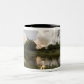 Space Shuttle Endeavour hebt 7 Zweifarbige Tasse (Mittel)