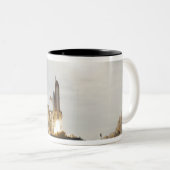 Space Shuttle Endeavour hebt 8 Zweifarbige Tasse (VorderseiteRechts)
