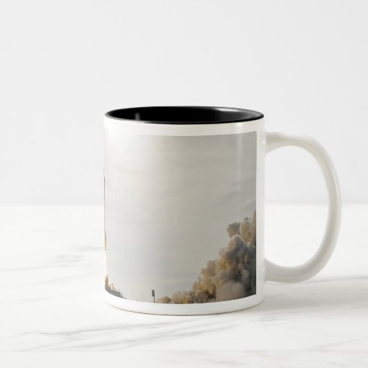 Space Shuttle Endeavour hebt 8 Zweifarbige Tasse (Rechts)