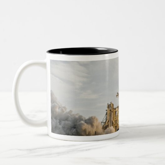 Space Shuttle Endeavour hebt 8 Zweifarbige Tasse (Links)