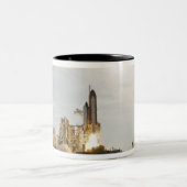 Space Shuttle Endeavour hebt 8 Zweifarbige Tasse (Mittel)