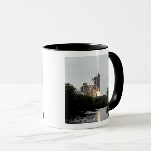 Space Shuttle Endeavour hebt ab Tasse (VorderseiteRechts)