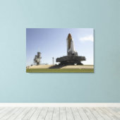 Space Shuttle Endeavour nähert sich dem Start p Leinwanddruck (Insitu (Holzboden))