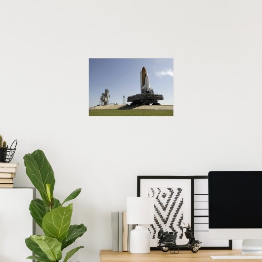 Space Shuttle Endeavour nähert sich dem Start p Poster (Heimbüro)