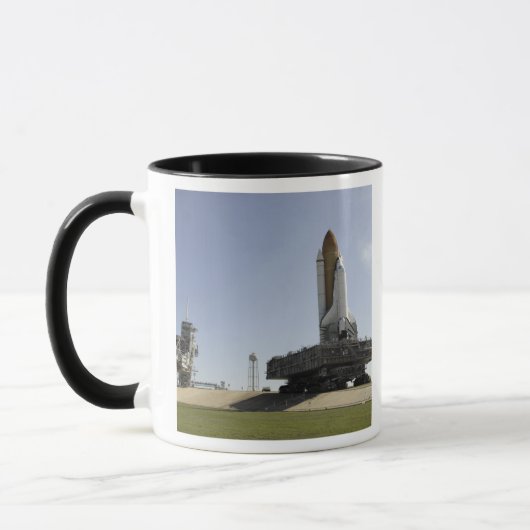 Space Shuttle Endeavour nähert sich dem Start p Tasse (Links)