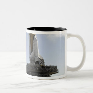Space Shuttle Endeavour nähert sich dem Start p Zweifarbige Tasse