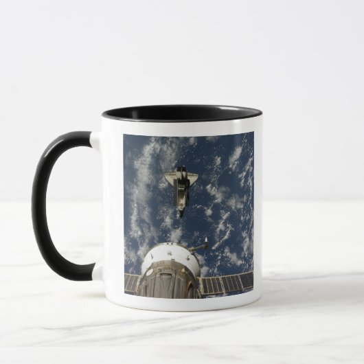 Space Shuttle Endeavour und ein Sojus-Raumfahrzeug Tasse (Links)