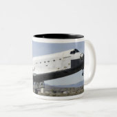 Space Shuttle Endevor's Hauptfahrwerk Zweifarbige Tasse (VorderseiteRechts)