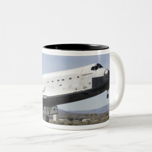 Space Shuttle Endevor's Hauptfahrwerk Zweifarbige Tasse (VorderseiteRechts)
