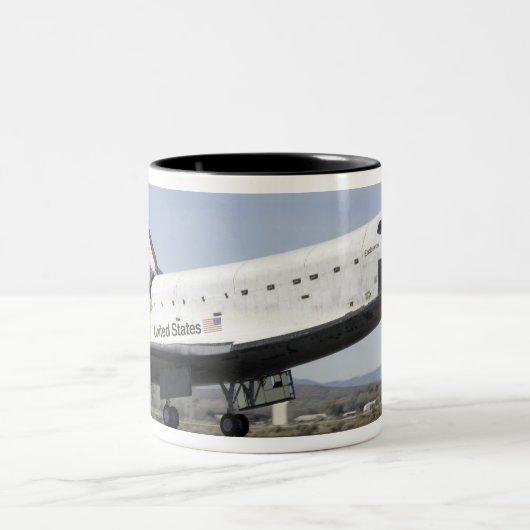 Space Shuttle Endevor's Hauptfahrwerk Zweifarbige Tasse (Mittel)