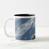 Space Shuttle Endevor's Nutzlastschacht Zweifarbige Tasse (Links)