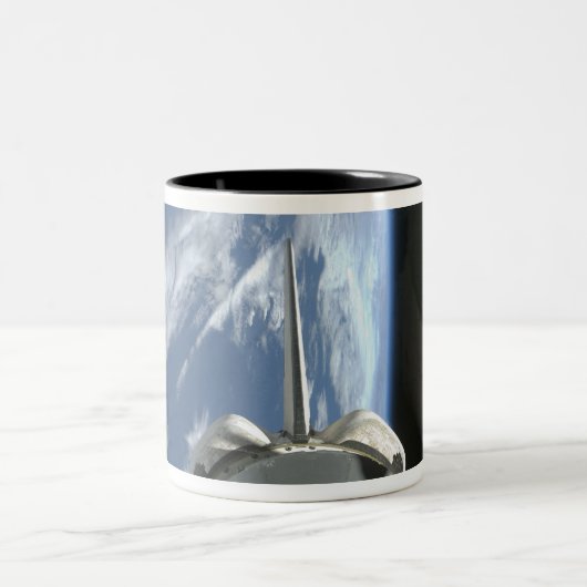Space Shuttle Endevor's Nutzlastschacht Zweifarbige Tasse (Mittel)