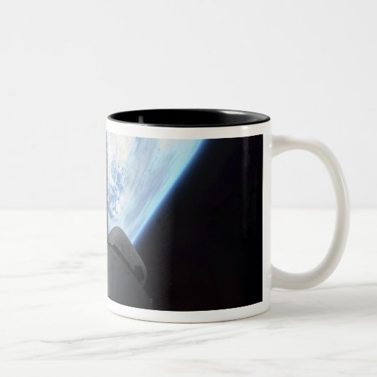 Space Shuttle Endevor's Payload Bay 3 Zweifarbige Tasse (Rechts)