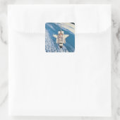 Space Shuttle im Orbit Quadratischer Aufkleber (Tasche)