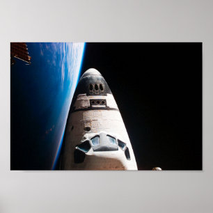 Space Shuttle in Space Poster mit Erde