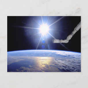 Space-Shuttle-Roboterarm Erdumlaufbahn Sonnenausbr Postkarte
