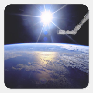 Space-Shuttle-Roboterarm Erdumlaufbahn Sonnenausbr Quadratischer Aufkleber