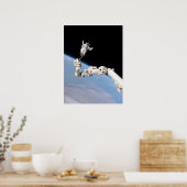 Spacewalk während STS-114 Shuttle-Mission zum ISS Poster (Küche)