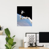 Spacewalk während STS-114 Shuttle-Mission zum ISS Poster (Heimbüro)
