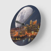 Spacey Pittsburgh Runde Wanduhr (Winkel)