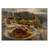 Spaghetti Bolognese auf Weingarten Terrasse Tisch Schneidebrett (Vorderseite)